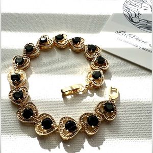 Pulsera de mujer en Oro Laminado 14k con corazones y piedra oscura. Size 7.